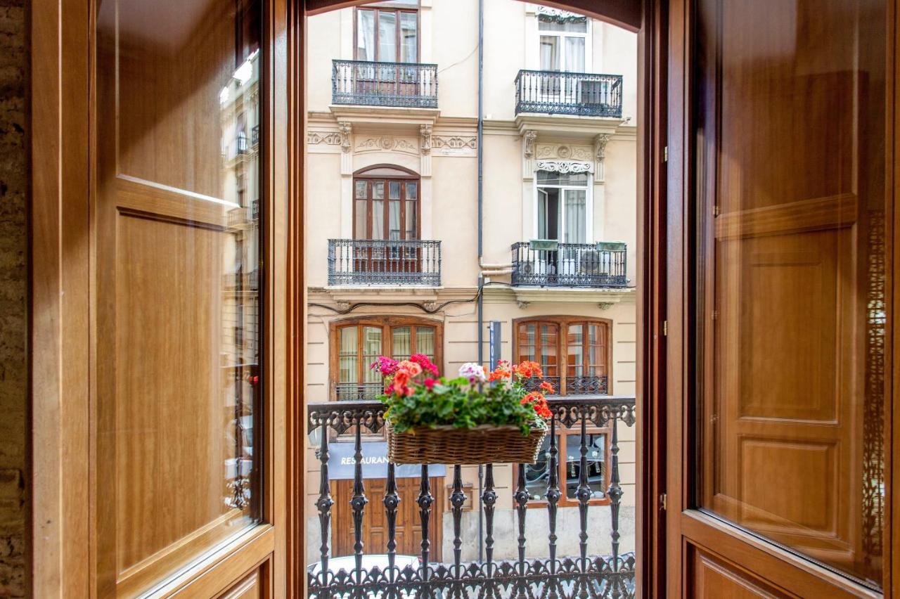 Luxurious & Alluring Home In Historic Town 발렌시아 외부 사진