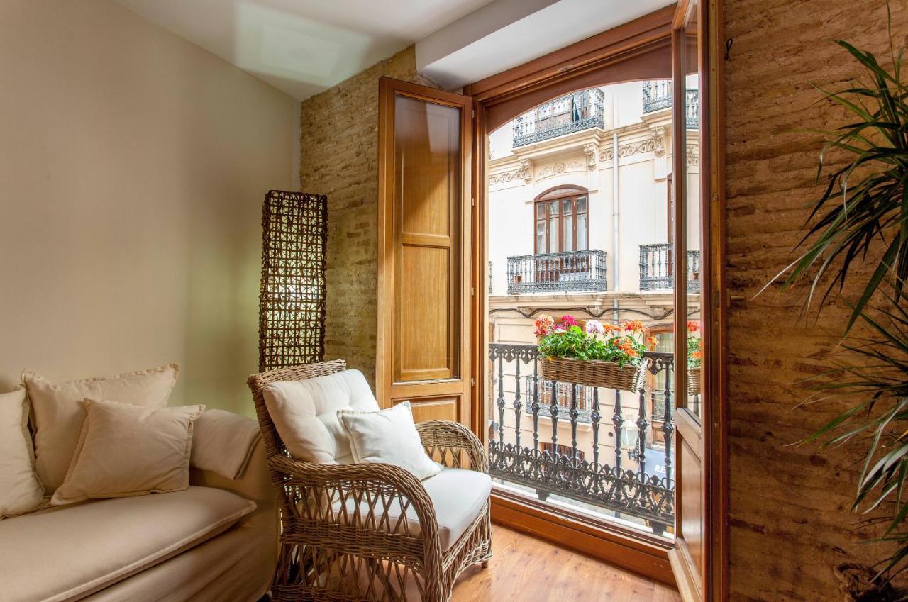 Luxurious & Alluring Home In Historic Town 발렌시아 외부 사진