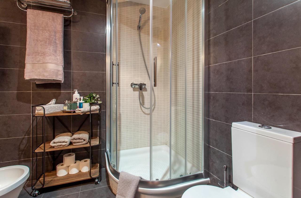 Luxurious & Alluring Home In Historic Town 발렌시아 외부 사진