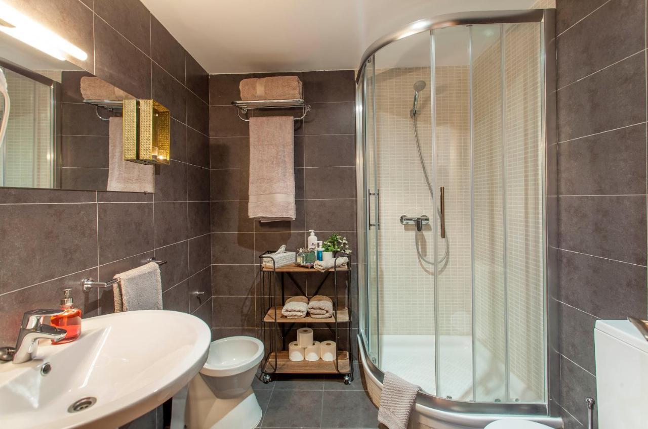 Luxurious & Alluring Home In Historic Town 발렌시아 외부 사진