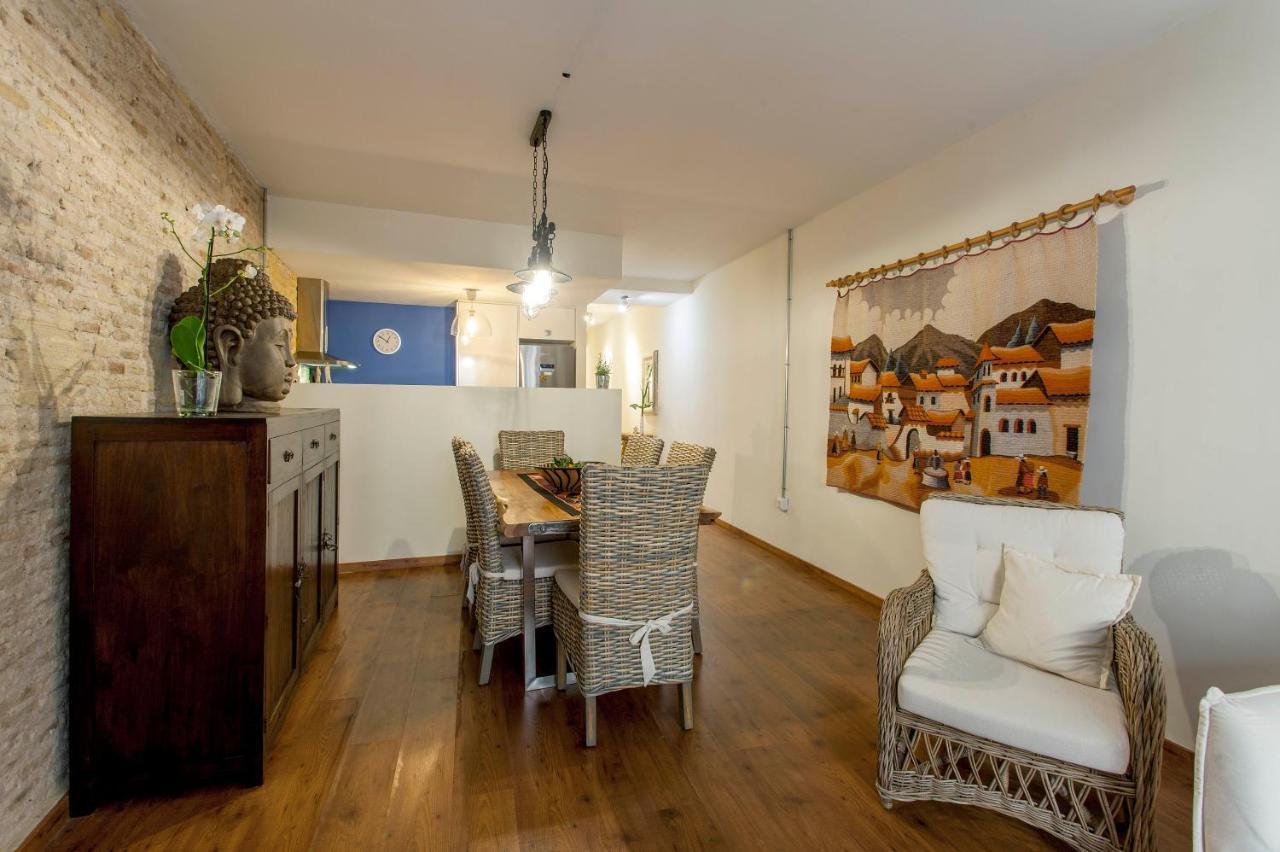 Luxurious & Alluring Home In Historic Town 발렌시아 외부 사진