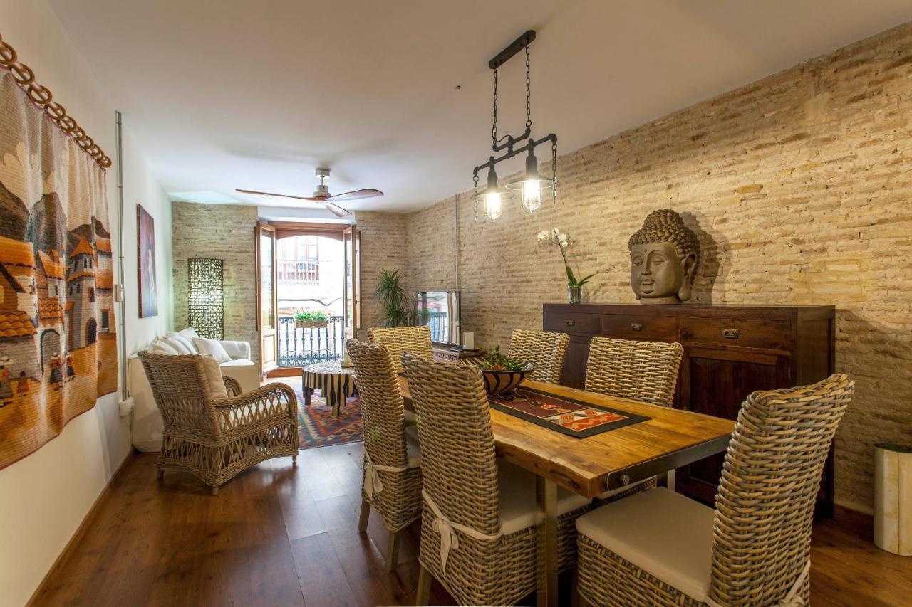 Luxurious & Alluring Home In Historic Town 발렌시아 외부 사진