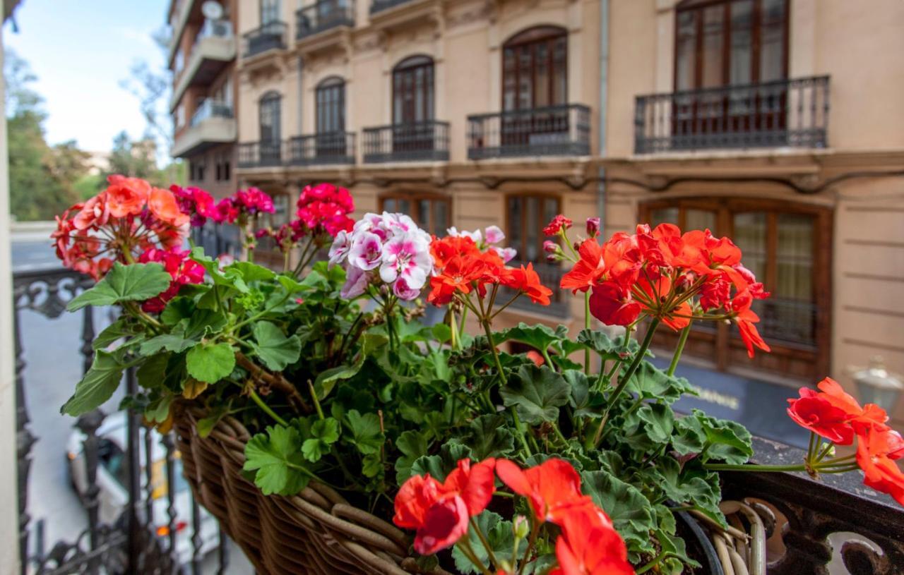Luxurious & Alluring Home In Historic Town 발렌시아 외부 사진