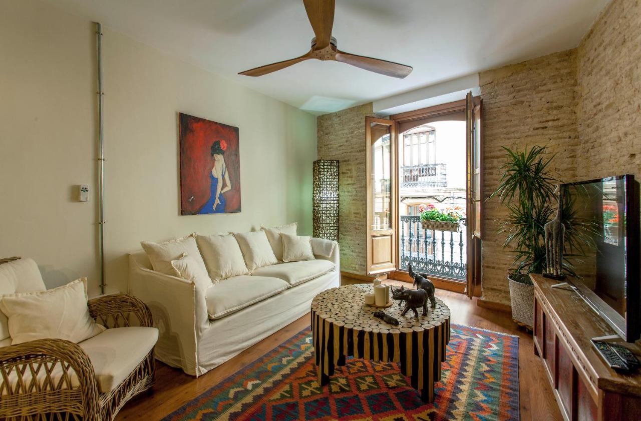 Luxurious & Alluring Home In Historic Town 발렌시아 외부 사진